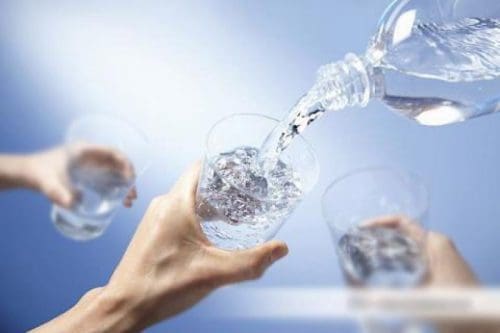Uống nước suối thường xuyên có tốt không?